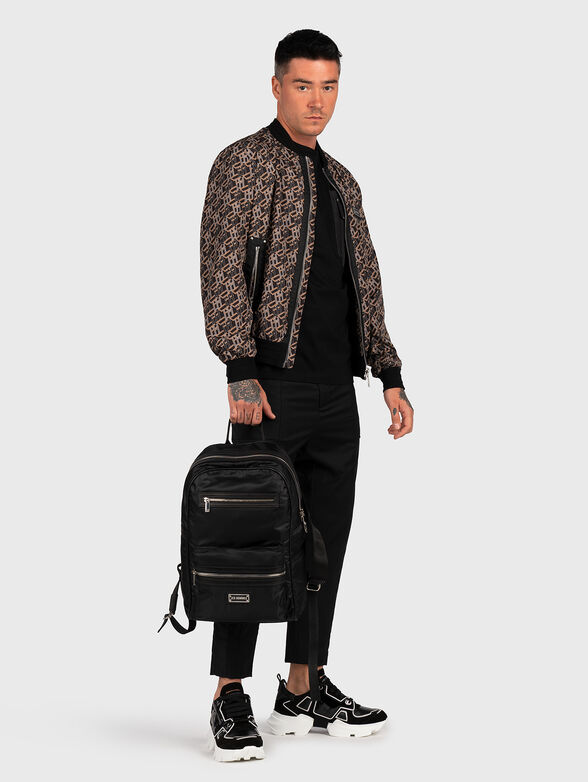 Trousers with pockets and zippers - 3