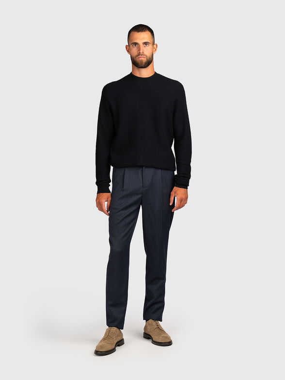 Trousers with cuffs and pockets - 4
