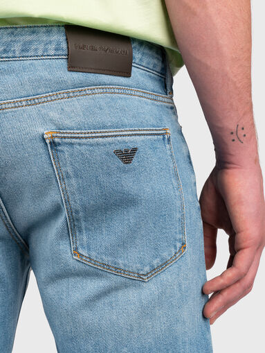 Blue jeans with metal logo accent - 3