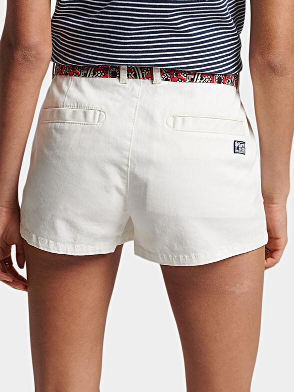 Chino shorts with accent belt - 2