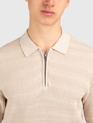 Short-sleeved sweater with a zip on the collar - 5