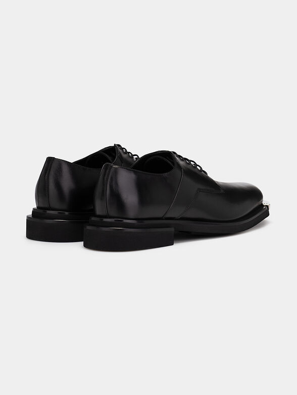 Elegant shoes with a metal detail - 3