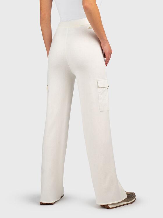 Спортен панталон с карго джобове в цвят екрю - 2