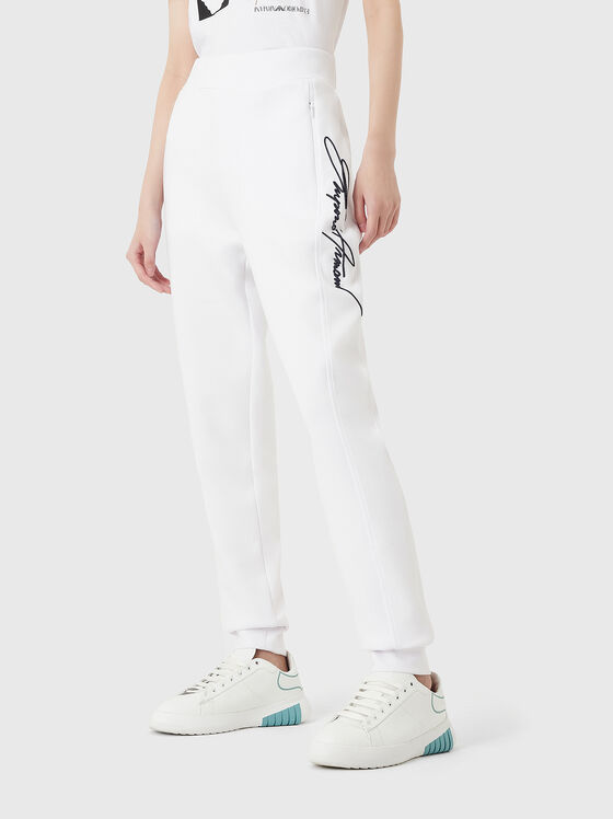 Бял спортен панталон с бродерия - 1