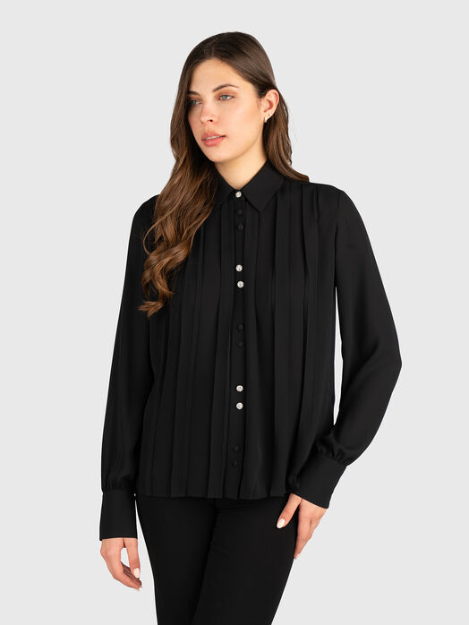 Shirt with accent buttons