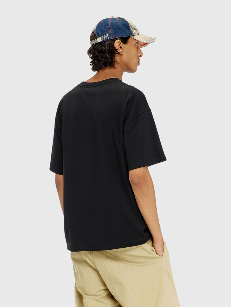 T-shirt with an oval neckline - 3