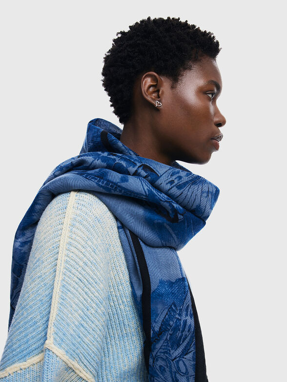 Scarf with print in blue colour - 4