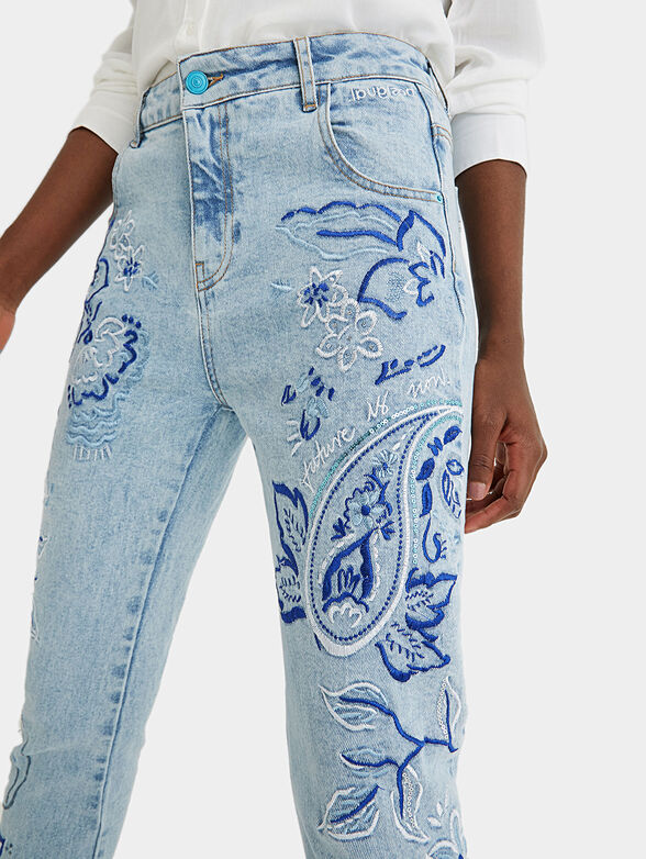 Boyfriend jeans with embroidery - 3