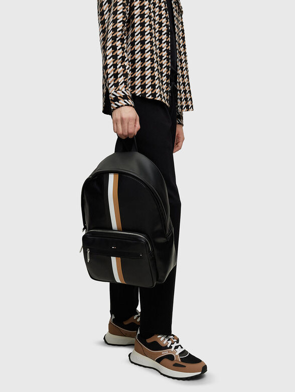 Backpack with contrasting stripes - 2