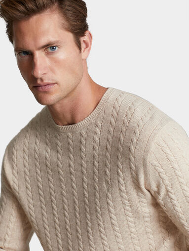 Beige sweater with oval neckline - 5