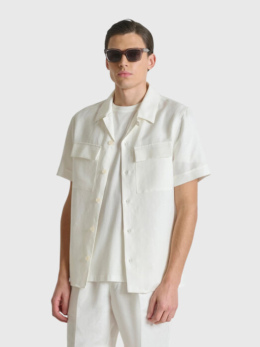 Short-sleeved shirt made of a linen blend