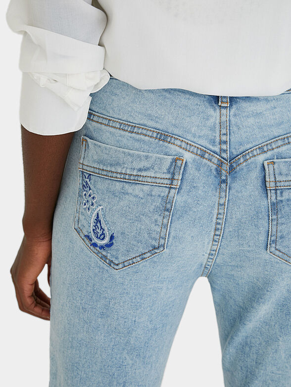 Boyfriend jeans with embroidery - 6