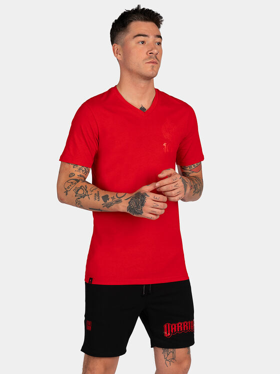 Червена тениска с V-образно деколте и принт - 1