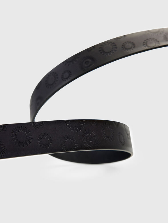 Leather belt with embossed texture - 3