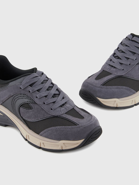 Sports shoes with logo - 4