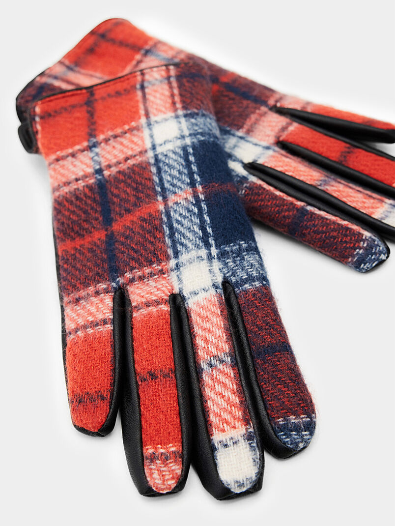 Gloves with checkered print - 3