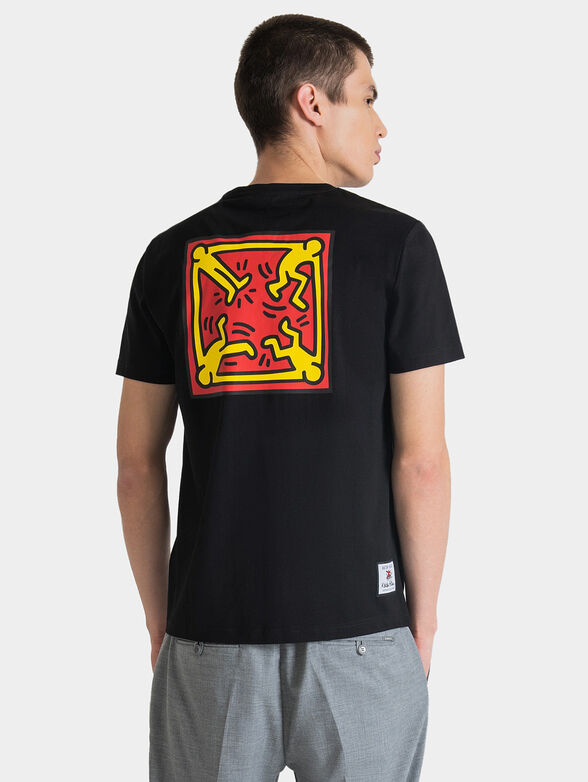 Black T-shirt with accent print on the back - 2