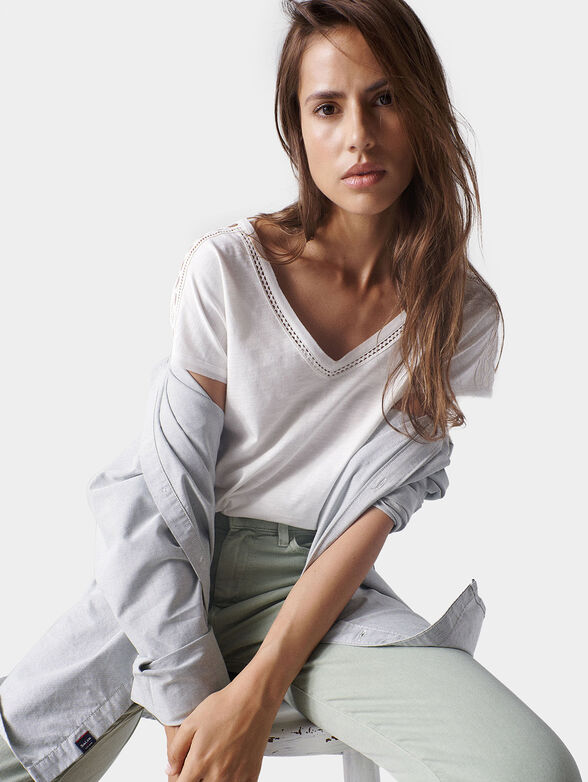 White T-shirt with lace accents - 5