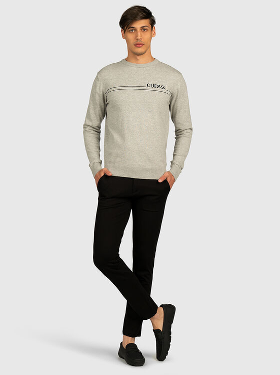 Сив пуловер с контрастно лого - 1