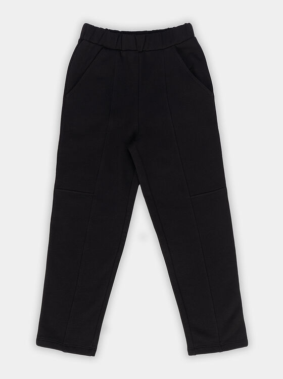 Черен панталон с контрастна бродерия - 1
