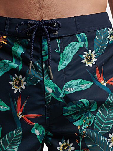 Beach shorts with tropical print - 3