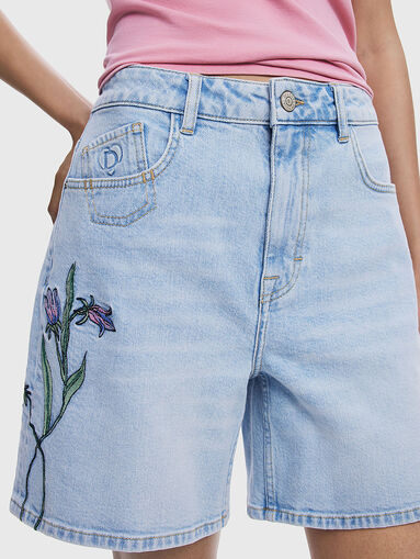 Short denim pants with floral embroidery - 4