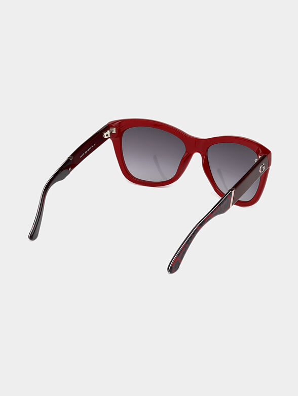 Sunglasses with red frames - 5