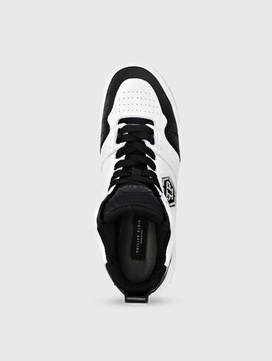 Sports shoes with contrasting elements - 5
