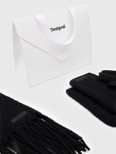 Scarf and gloves set in black - 5