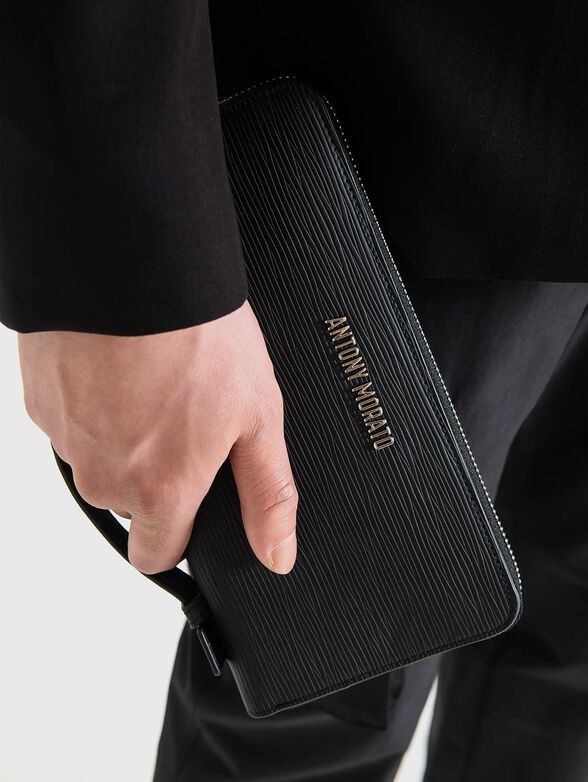 Pouch in black textured faux leather  - 1