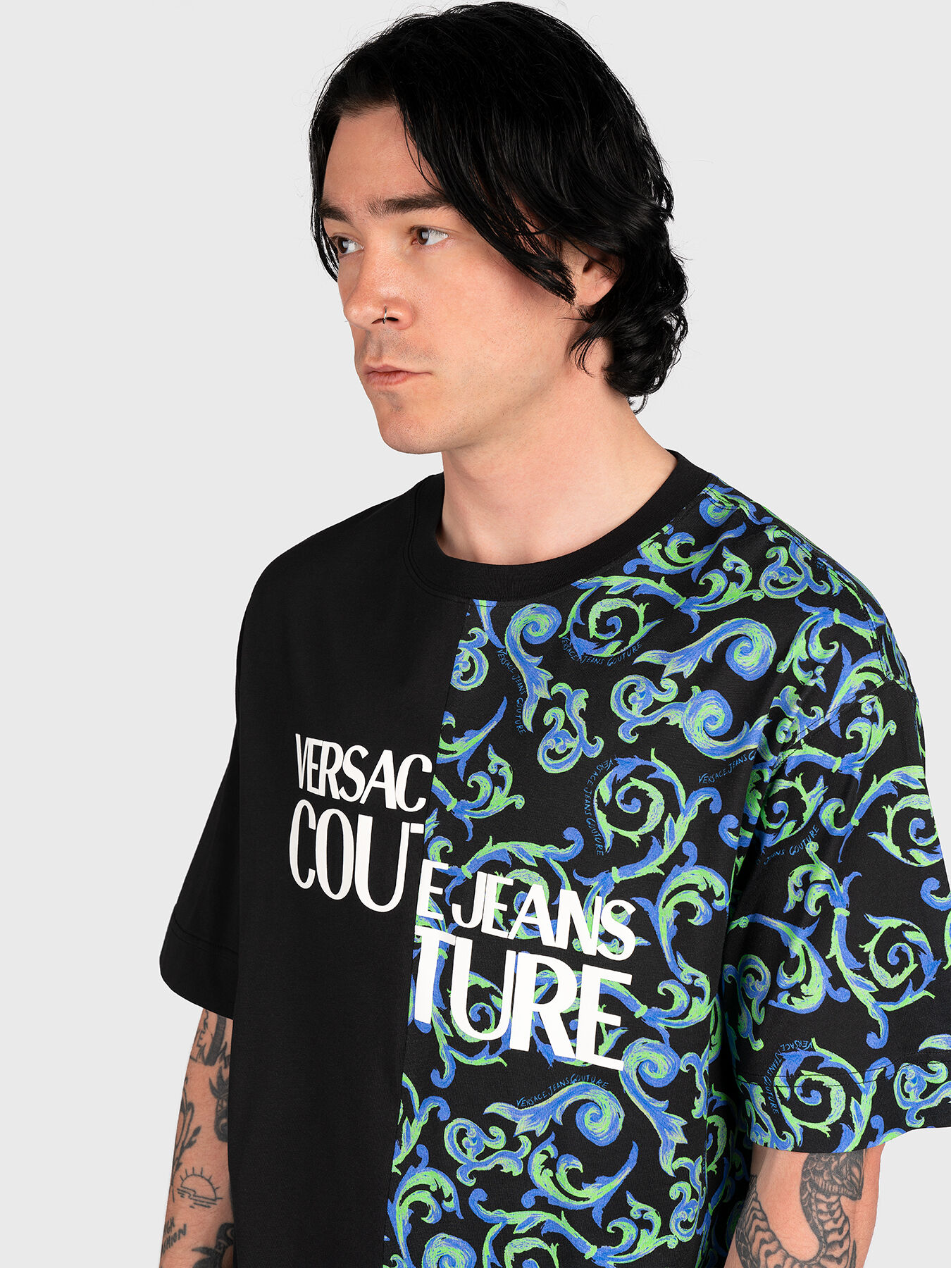 【関税・送料込】Lesnar Baroque Over Print T-Shirt in Black Cotton T-shirt with baroque print brand VERSACE JEANS
