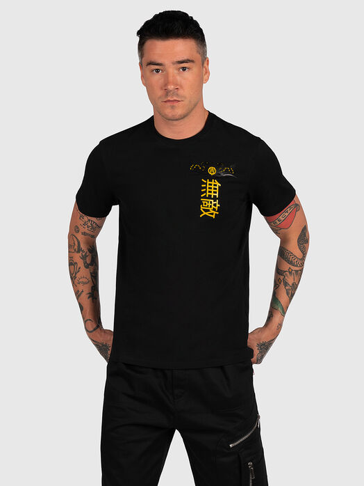T-shirt in black color with print