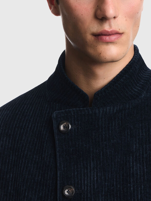 Jacket with an asymmetrical closure - 4