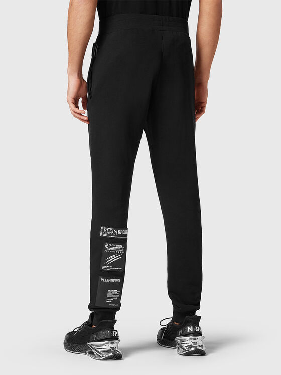 Черен спортен панталон с лого патчове  - 2