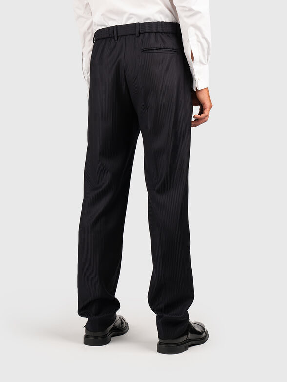 Straight trousers with pockets - 2