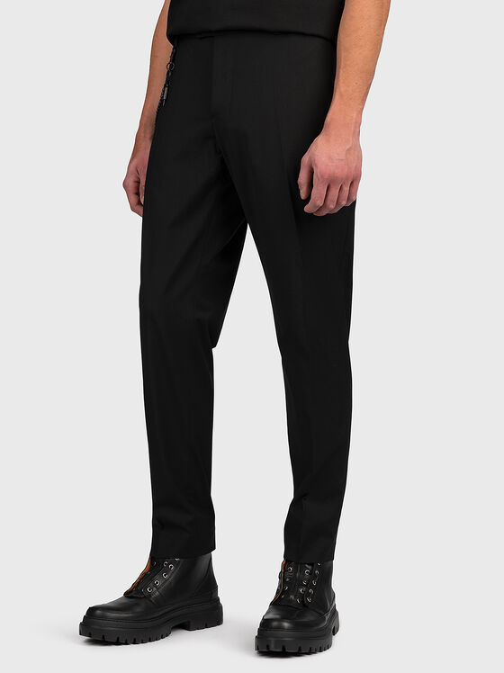 Черен панталон с декоративна верига - 1