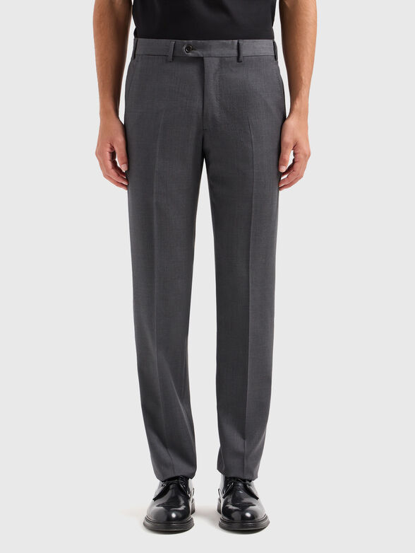 Straight trousers with pockets - 1