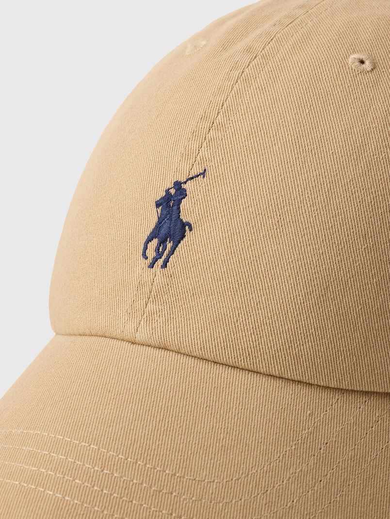 Cap with a contrasting logo - 3