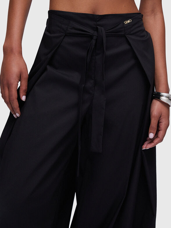 Loose fitting pants with wide legs - 3