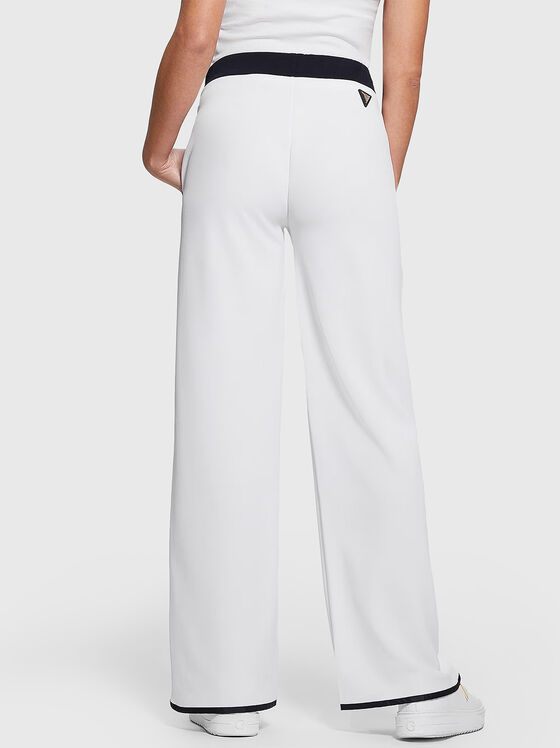 Бял спортен панталон с контрастна лента  - 2