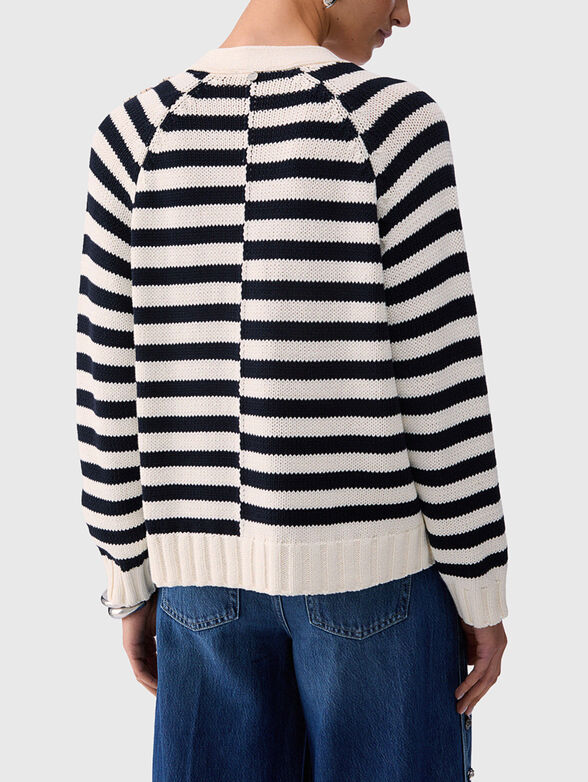 Vest with embossed details - 3