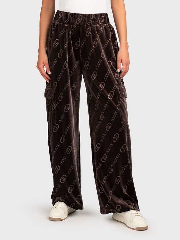 Sports pants with side pockets - 1