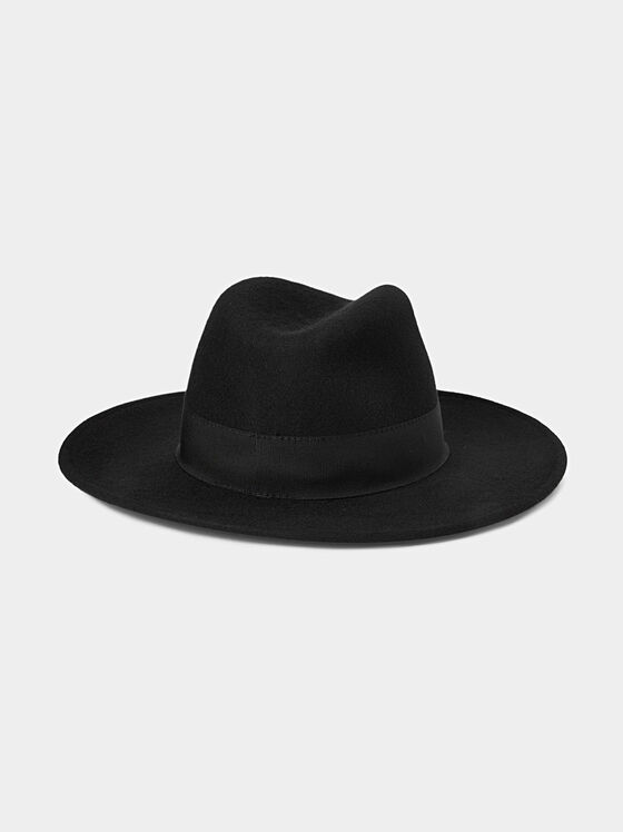 Черна шапка с лого - 2