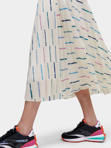 Pleated midi skirt with logo print - 4
