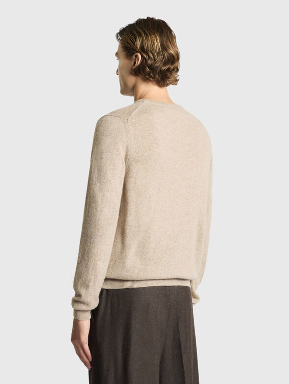Cashmere sweater with an oval neckline - 3