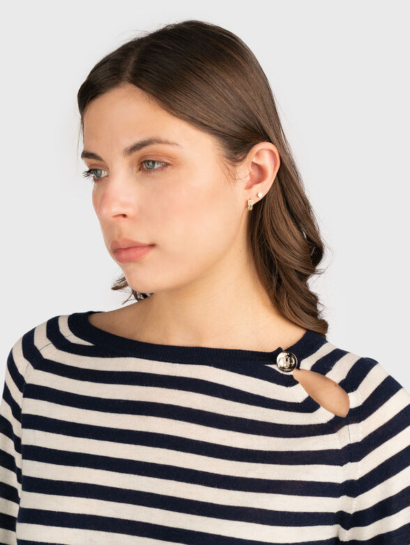 Wool sweater with accent button - 3