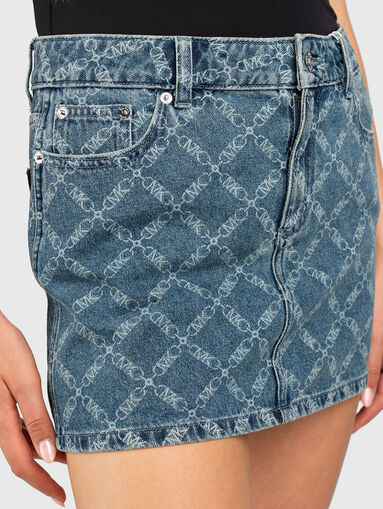 Mini denim skirt with logo print - 4