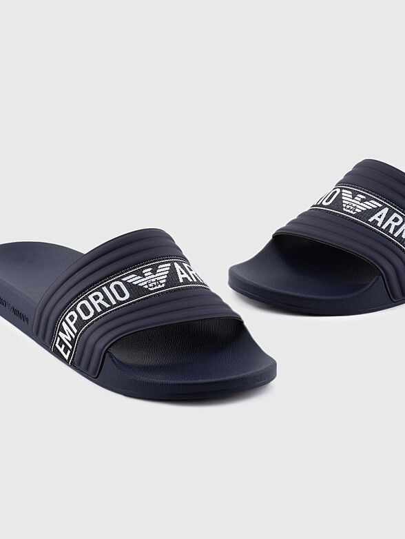 Black beach slippers with logo accent - 2