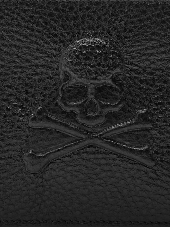 Wallet with embossed design - 4