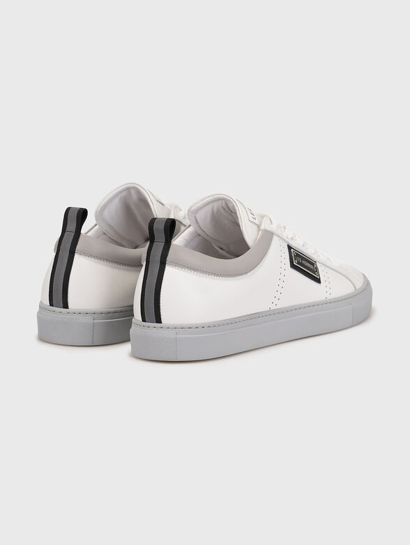 Sports shoes with contrasting details - 3